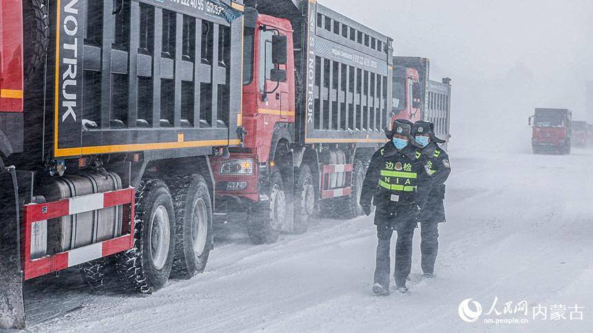 满洲里边检站：应对“倒春寒” 风雪保通关