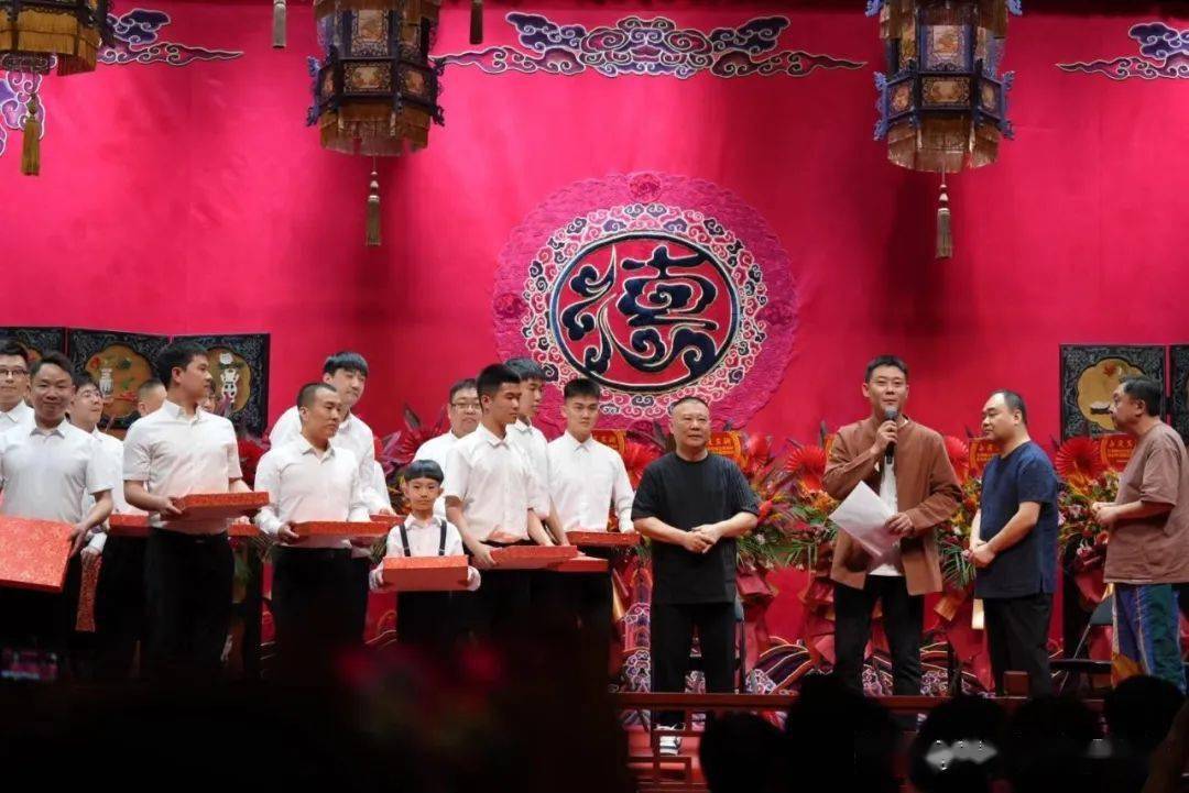 德云社最后一批霄字科摆知，云鹤九霄大门关闭，郭德纲几度哽咽