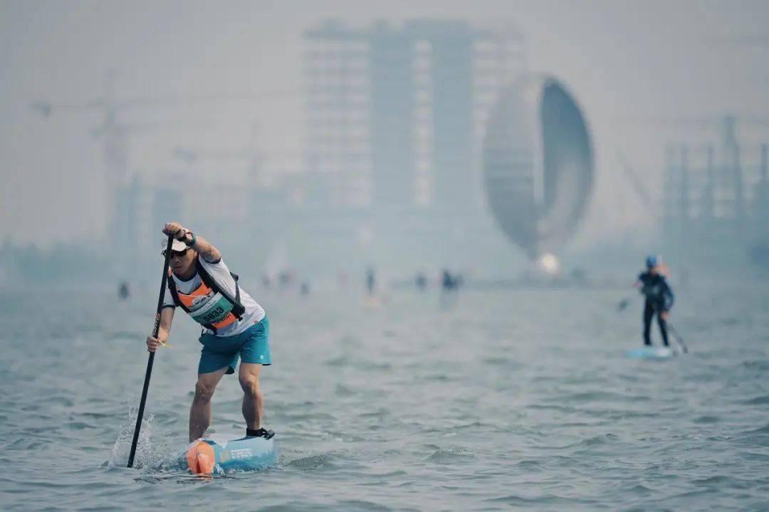 雷竞技RAYBET滴水湖耐力运动双日赛激情上演上海首场大铁226圆满举办！(图5)