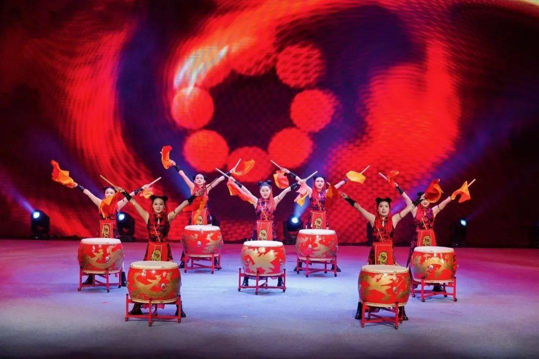 奏的表演的形式呈现精彩开场鼓舞秀，视觉效果震撼，听觉效果直击人心。