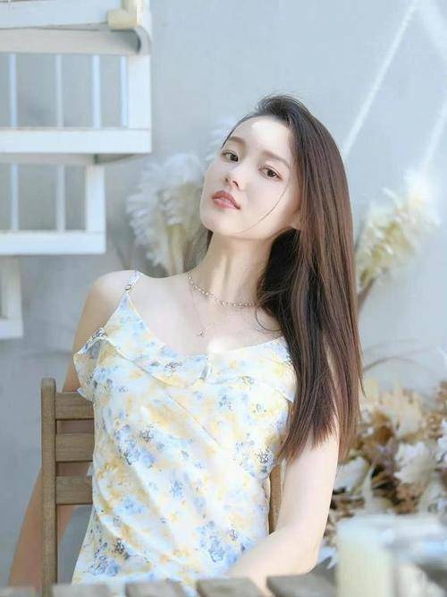 爱游戏平台吊带连衣裙这样穿高级感满满让你尽显清新淡雅的时尚风采(图10)