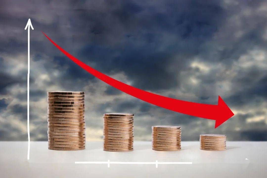 在这个时候,人们减少消费是合理且理性的,因为预期收入在减少。人永远