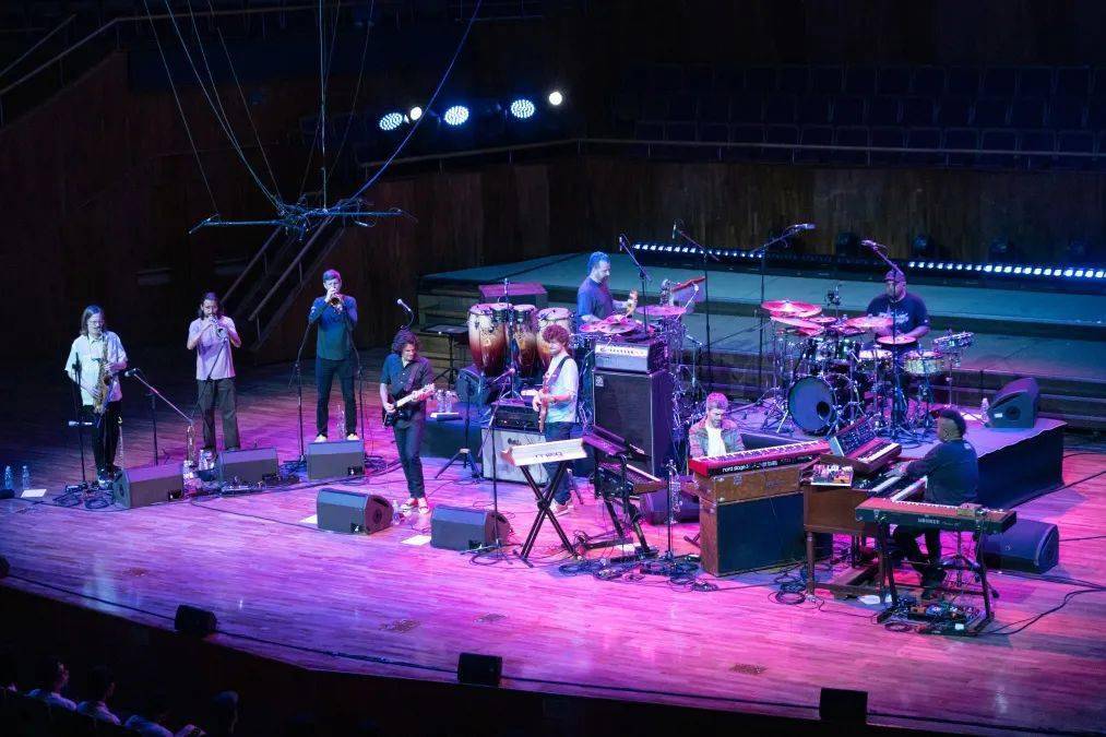 “地表最强” Snarky Puppy 乐队“炸裂” 现场回放，键盘手绝绝子