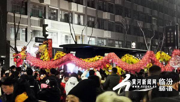 临汾首秀跨年活动 万人空巷