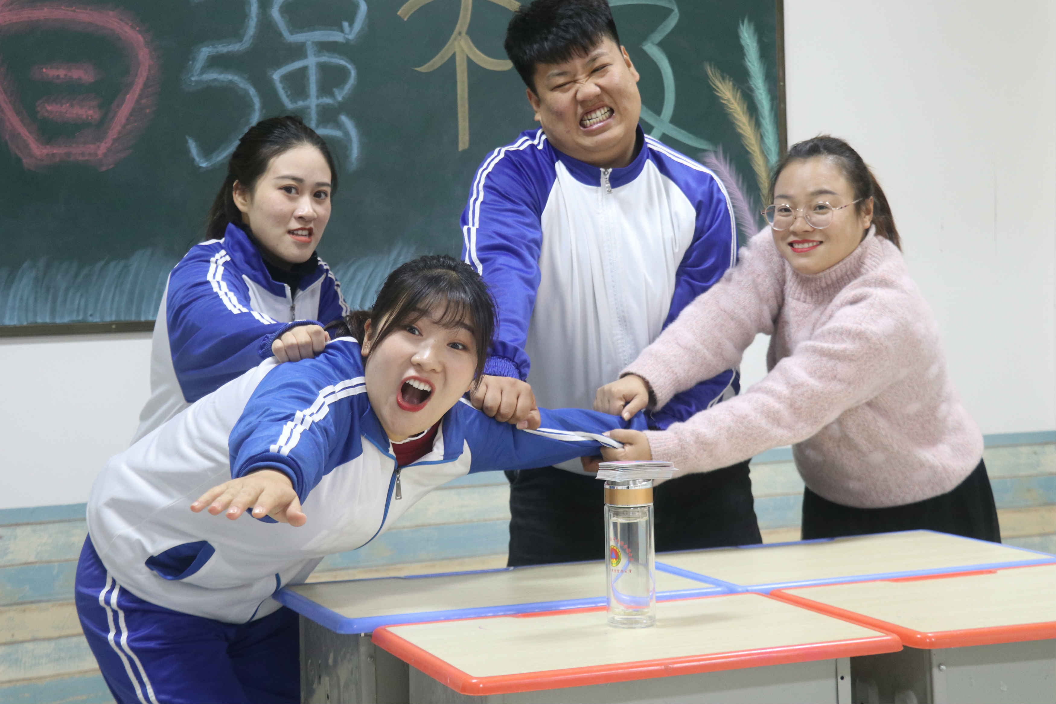 师生玩吹纸牌游戏,一口气吹掉5张受惩罚,没想吕毛豆现场大翻车