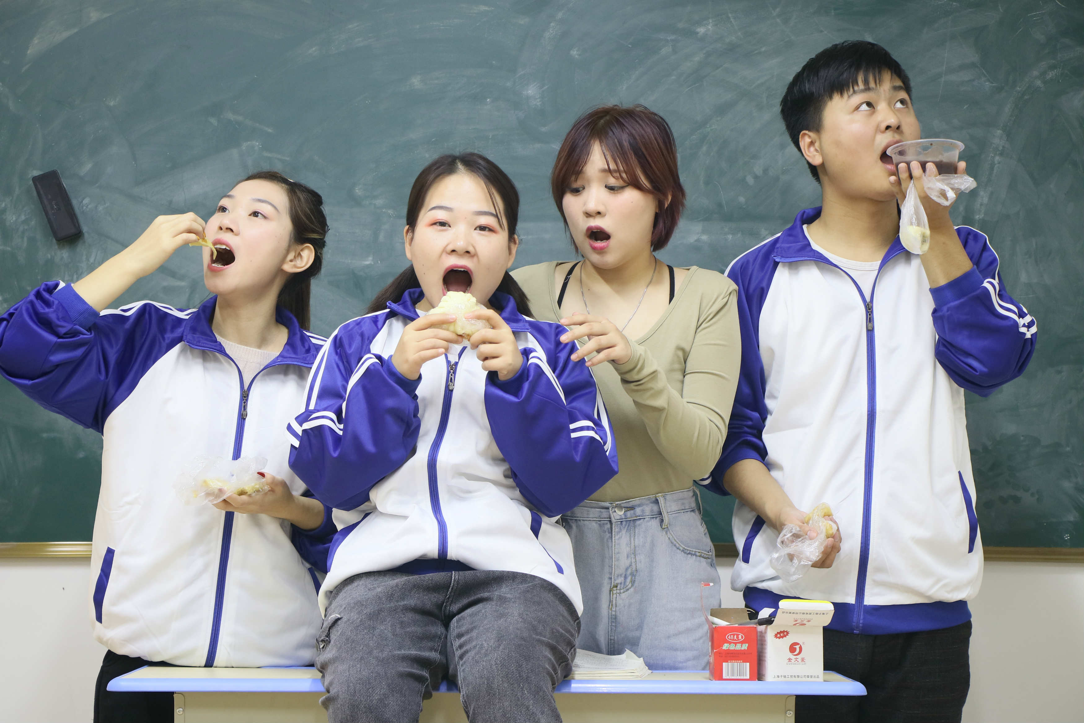 学生在教室吃早餐没想老师发现后和学生抢着吃真是太逗了