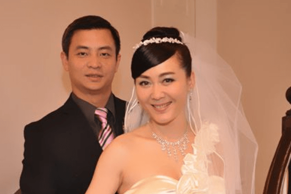 原创 他是黄磊同学,24岁成影后,嫁大10岁导演被家暴,二婚嫁奥运冠军