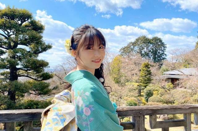 原创 日本28岁女神横山由依,参观京都不死鸟主场,尽显甜美气质