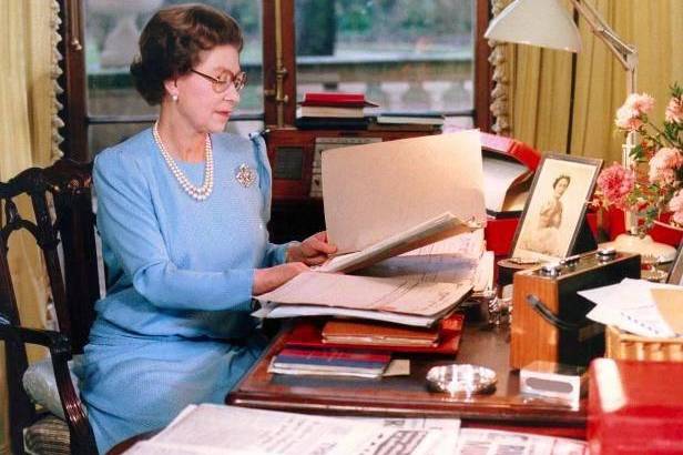 原创 英国女王精致一辈子,形象却"毁"在办公桌,杂乱不堪还不让人动