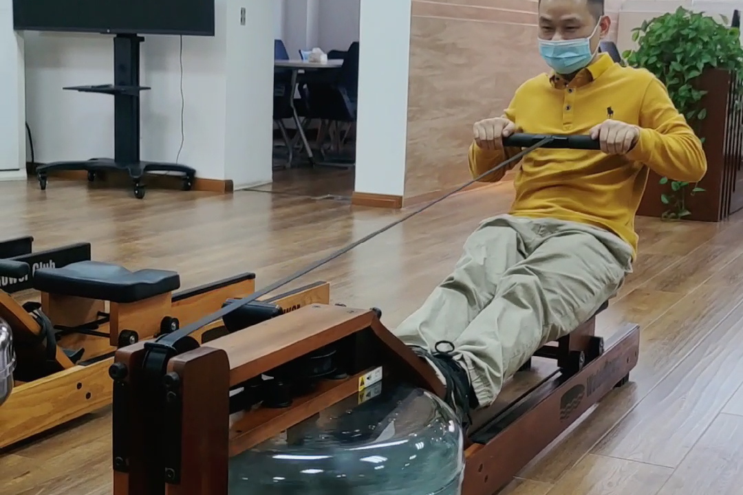 体验室内划船的乐趣简单易用的水阻划船机