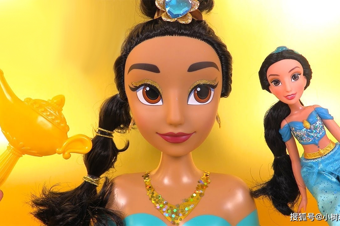 哇这位迪士尼公主打扮得好美丽她究竟是谁呢