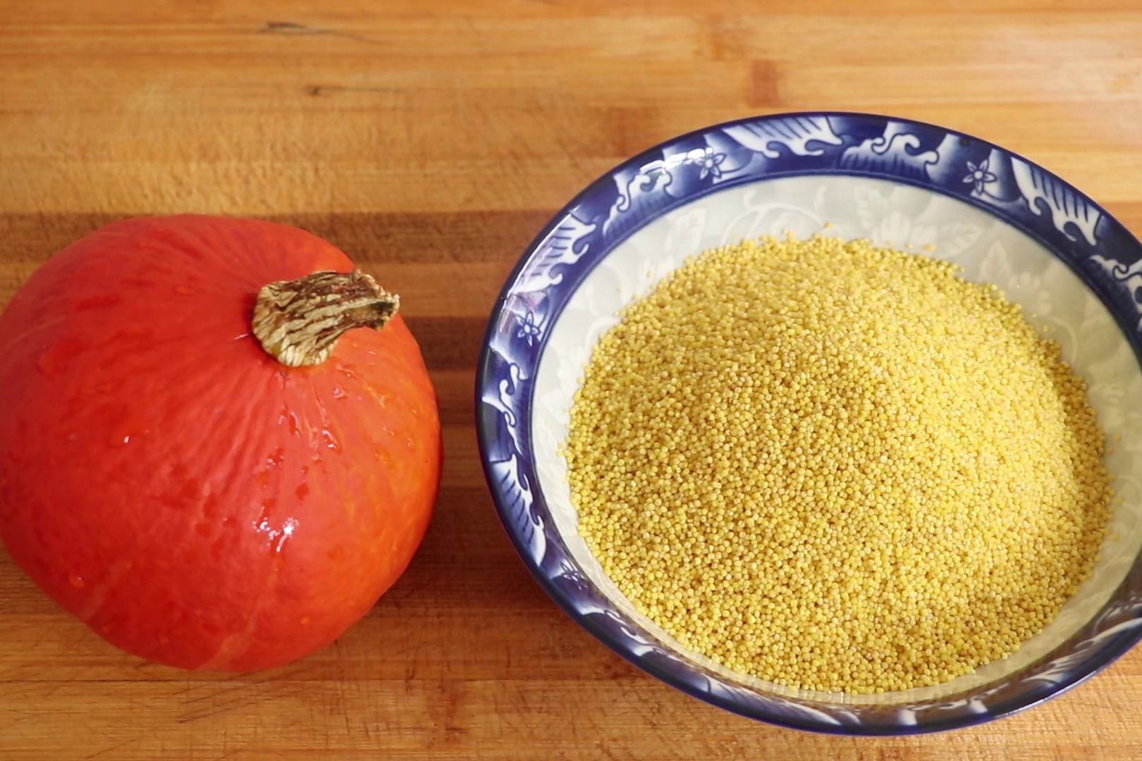 秋天要多吃南瓜加一碗小米不水煮不油炸出锅比面包还香