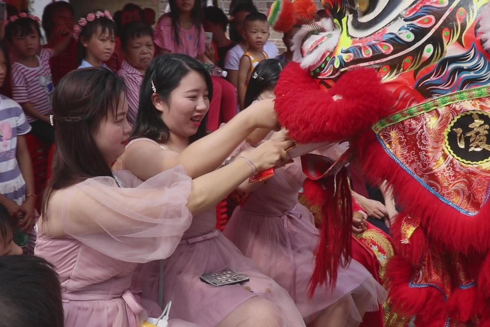 实拍广西博白学田帅哥靓女结婚猜码成隐