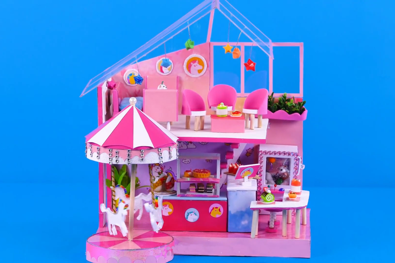 diy迷你娃娃屋旋转独角兽牌的蛋糕店
