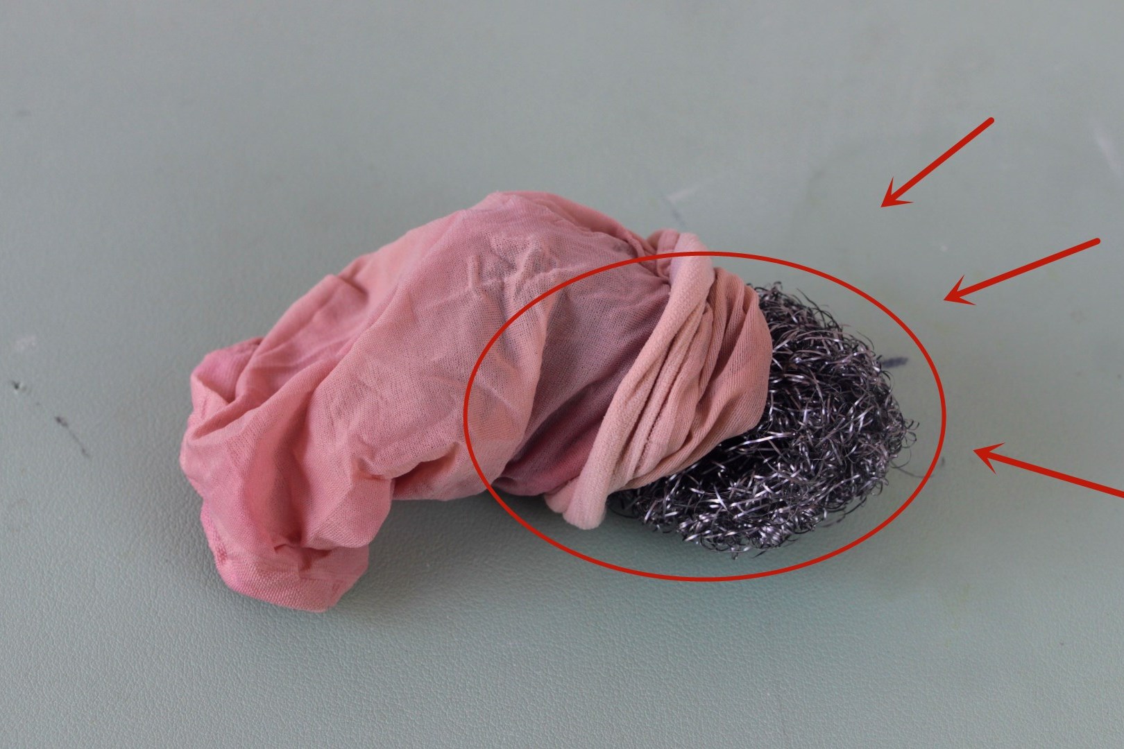 废旧丝袜不要扔,里面装一个钢丝球放在卫生间里,省钱又实用
