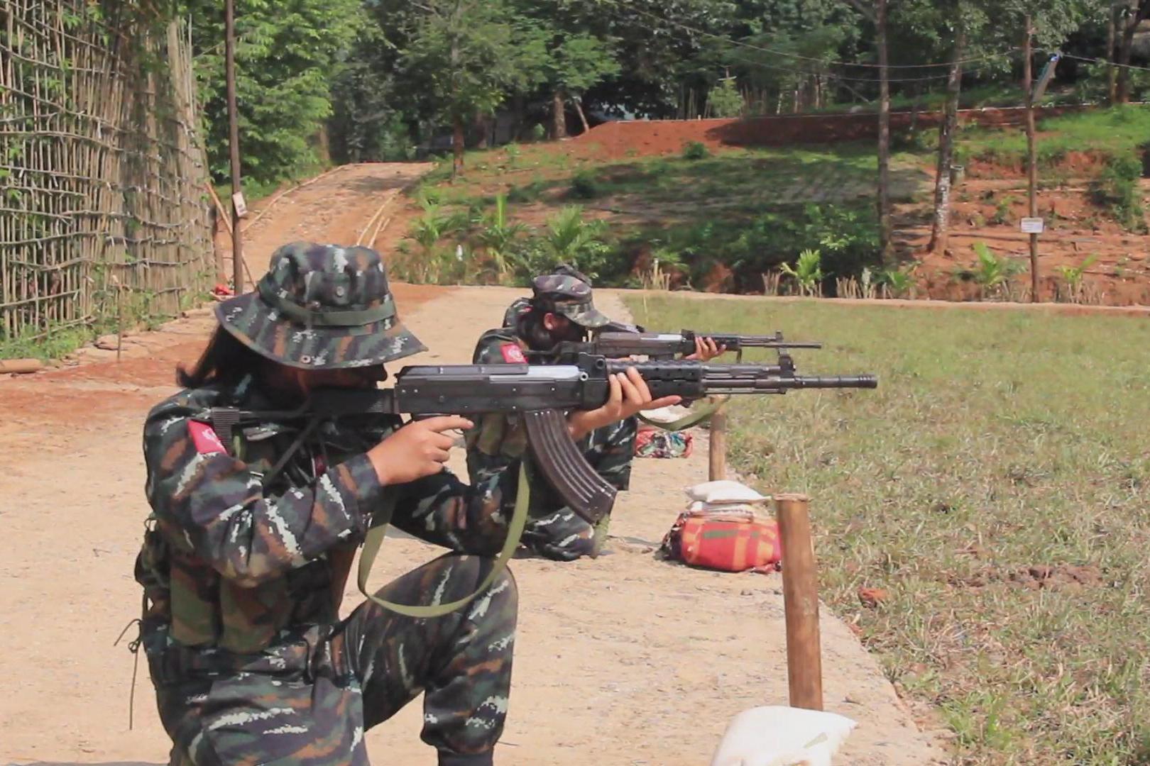 缅甸若开军女兵使用仿81式步枪进行实弹射击训练