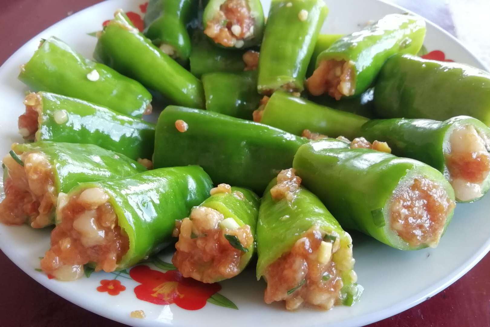 辣椒酿肉,辣味和肉香味完美结合,香辣可口好下饭