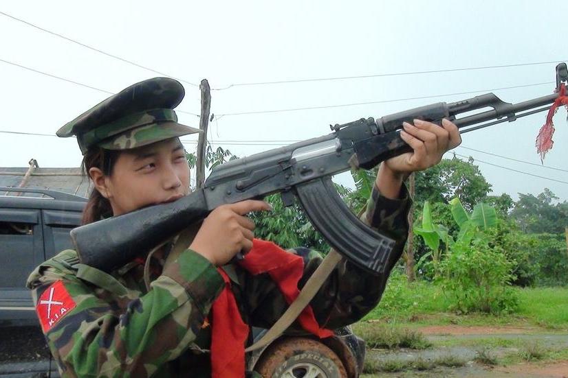 克钦独立军女兵试射56式40火箭筒