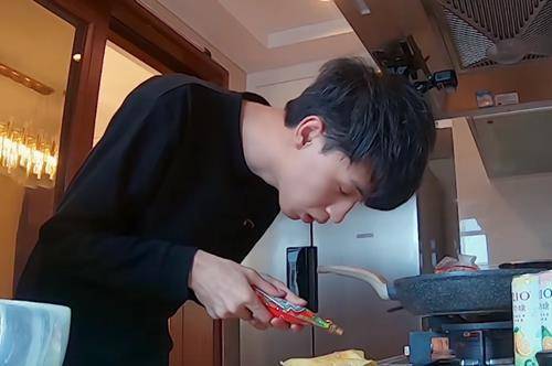 原创 秦霄贤亲自下厨做午饭,有谁注意他吃的饭?打脸半个娱乐圈