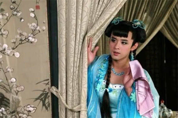 严屹宽的这个男扮女装宣告失败吧!因为他本