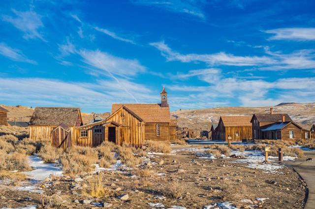 原创 英文外刊,游客被乌克兰人吸引到,北达科他州"鬼城"