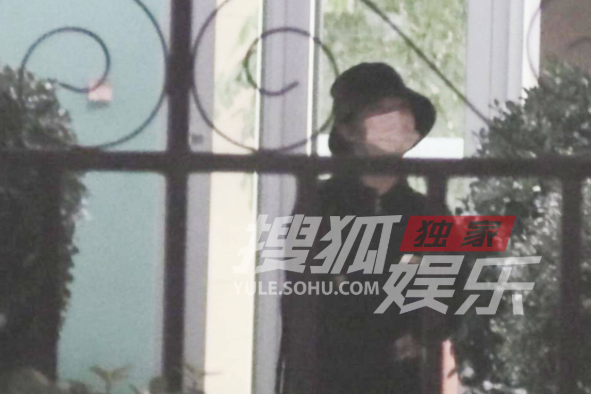 杨紫现身高档公寓！渔夫帽黑色衬衫装扮中性