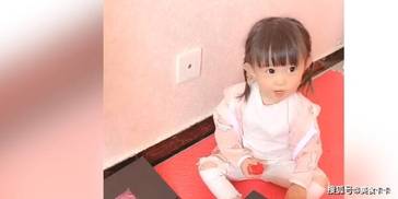 女儿又调皮了，把妈妈的花都弄到地上，母女两的对话也太有趣