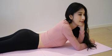 张俪穿粉色紧身衣秀小蛮腰！曼妙身材长腿翘臀太性感撩人