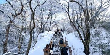 “处处路通琉璃界，时时身在水晶宫” 雪后黄山宛如仙境