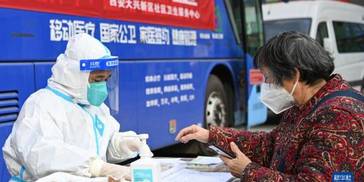 多地核酸采样屋便民服务亭等“变身”发热诊疗站