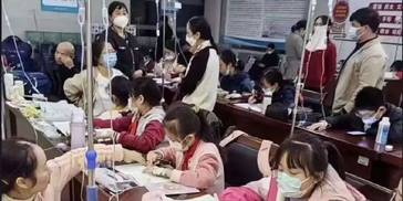 学生输液还坚持写作业，老师输液还坚持上课，到底谁病了？