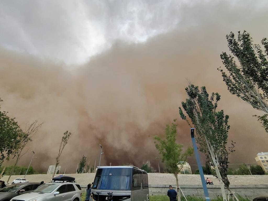 新疆哈密现强沙尘暴市民直面沙墙来袭