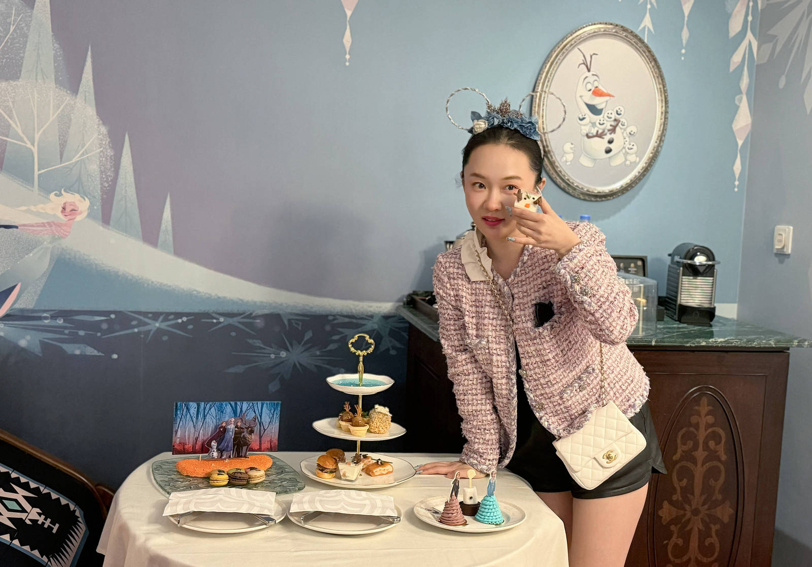 霍思燕晒游玩随拍俏皮可爱穿小香风上衣知性优雅