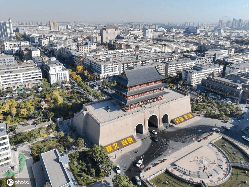 甘肃武威南城门楼造型古朴雄伟