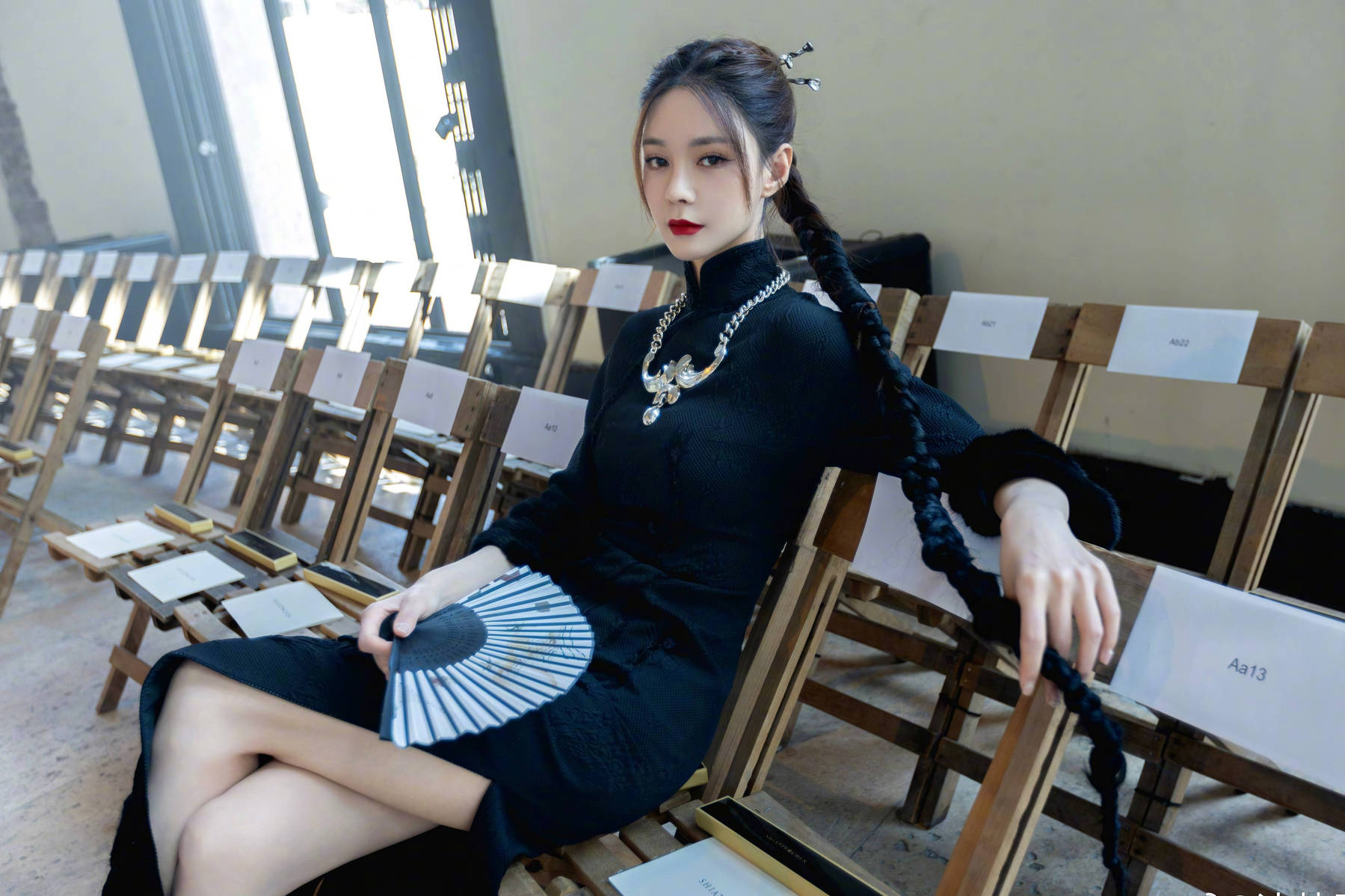 沈梦辰黑色旗袍驾驭新中式风身姿婀娜秀白皙美腿