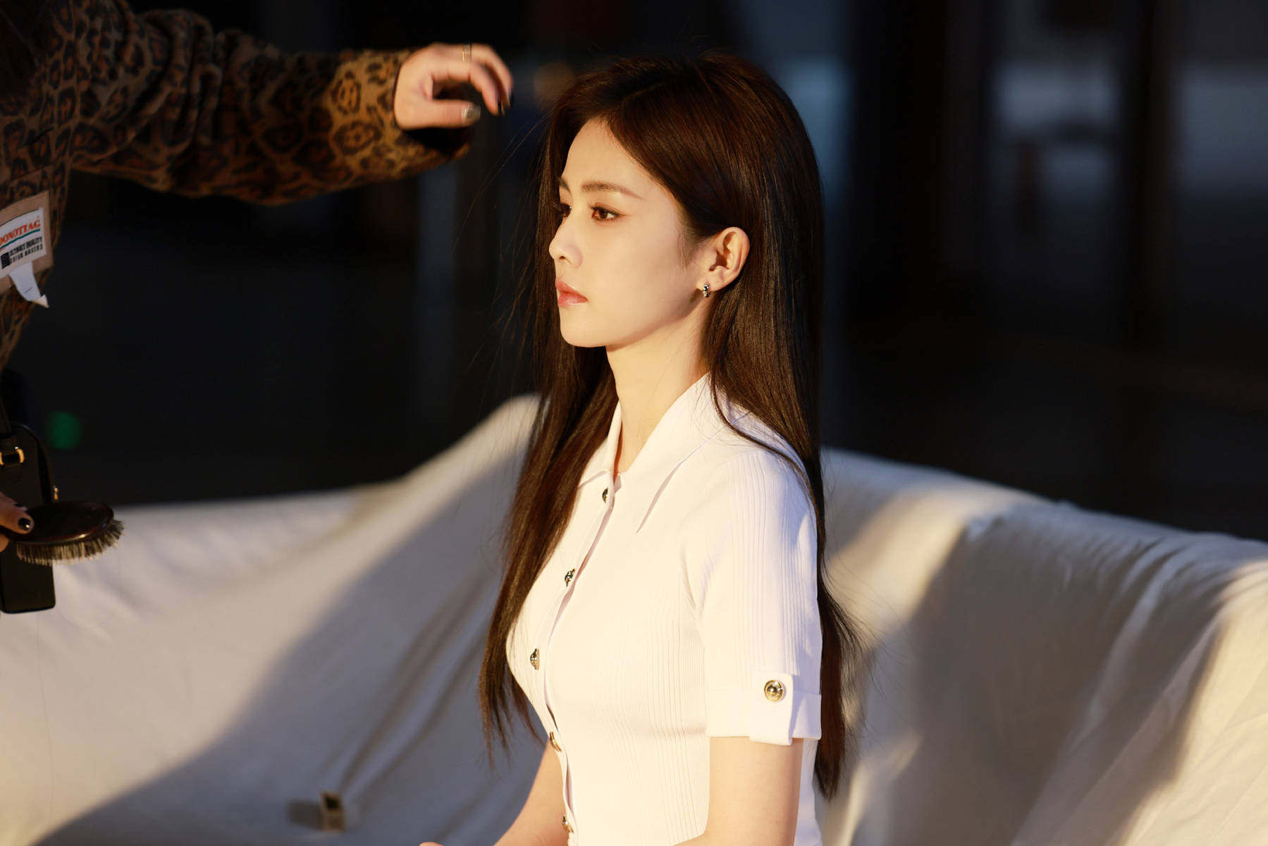 白鹿纯白穿搭简约清爽黑直长发女神范儿十足