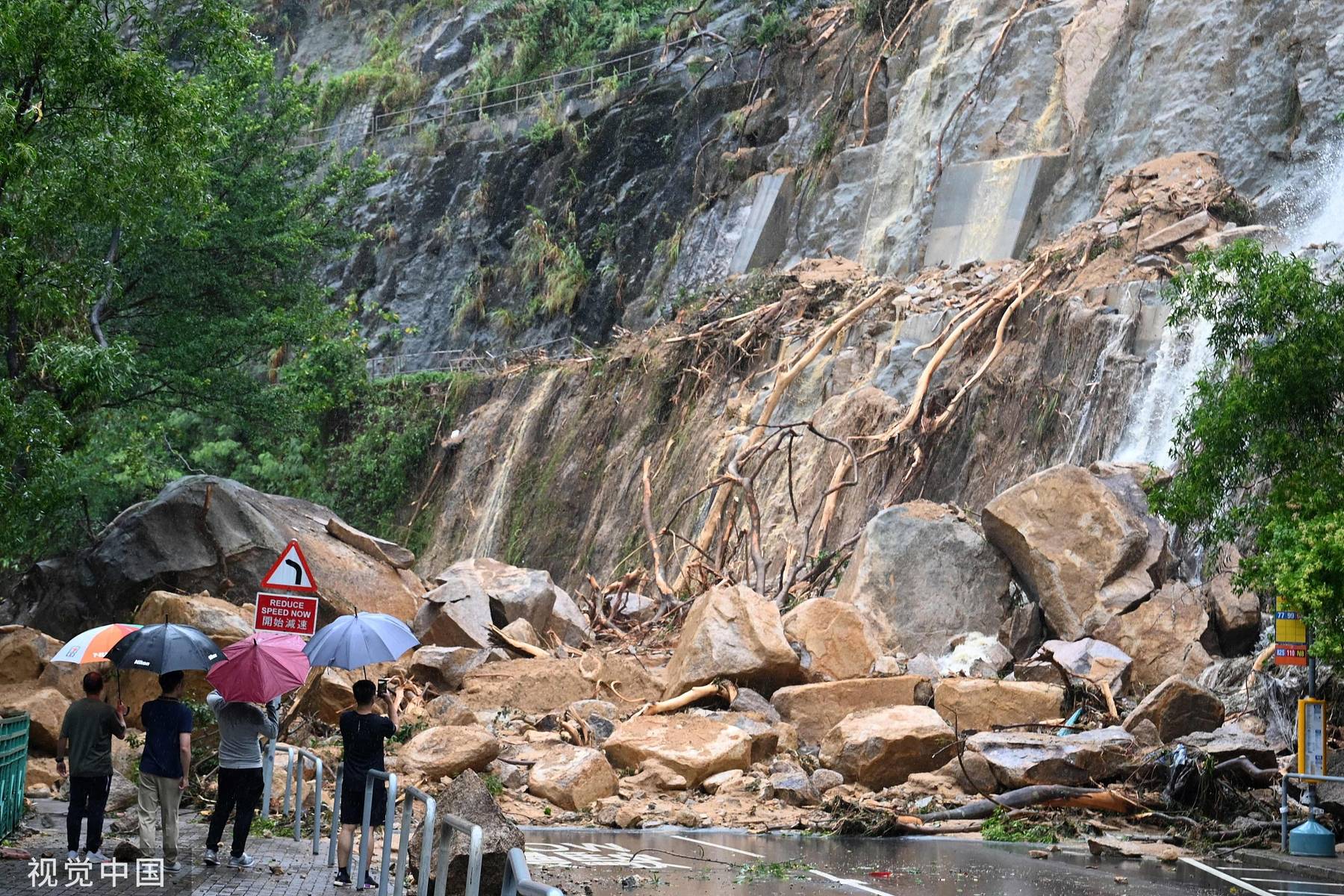 香港强降雨造成滑坡泥石流 巨石滑落阻断道路-搜狐大视野-搜狐新闻