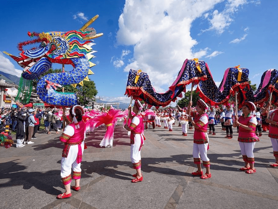 云南大理三月街民族节开幕热闹喜庆
