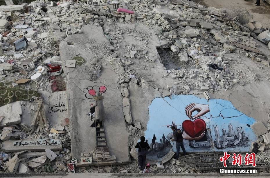 叙利亚艺术家在地震废墟上画画绘出缅怀与希望