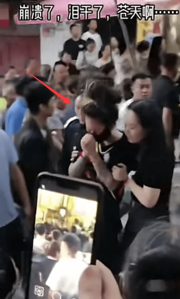 张恒远追悼会在老家举行 妻子毕夏伤心哭泣被搀扶-搜狐大视野-搜狐新闻