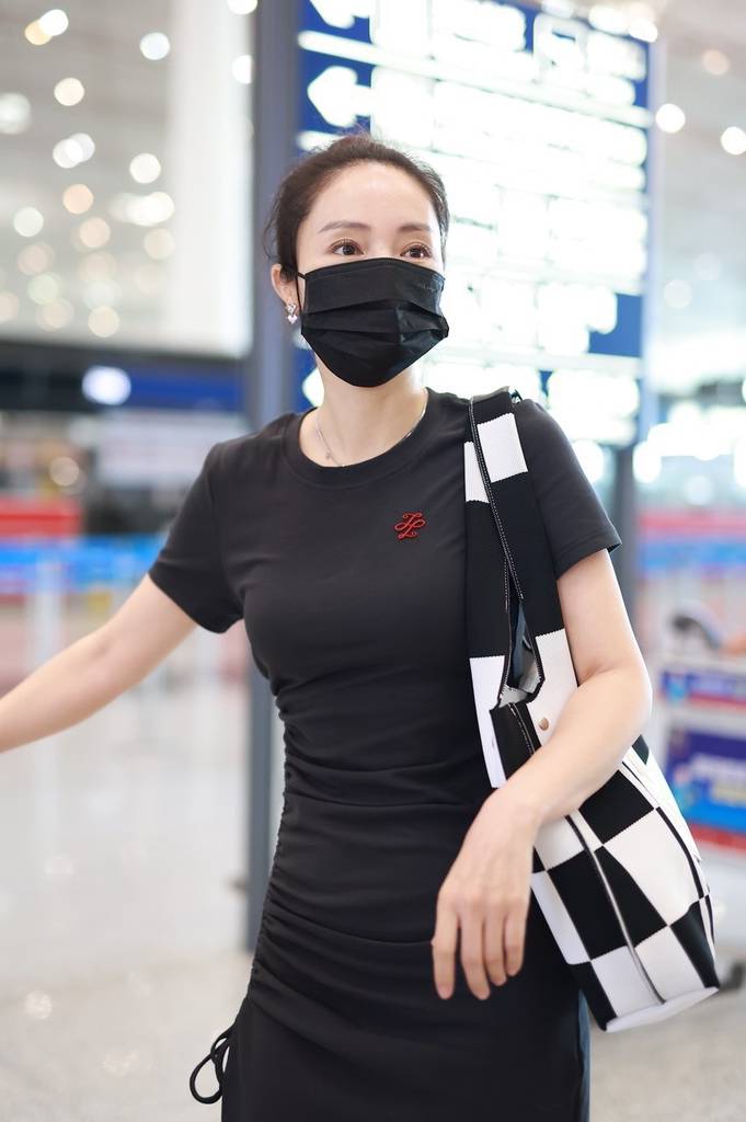 董璇现身北京机场身着黑色紧身裙简约随性