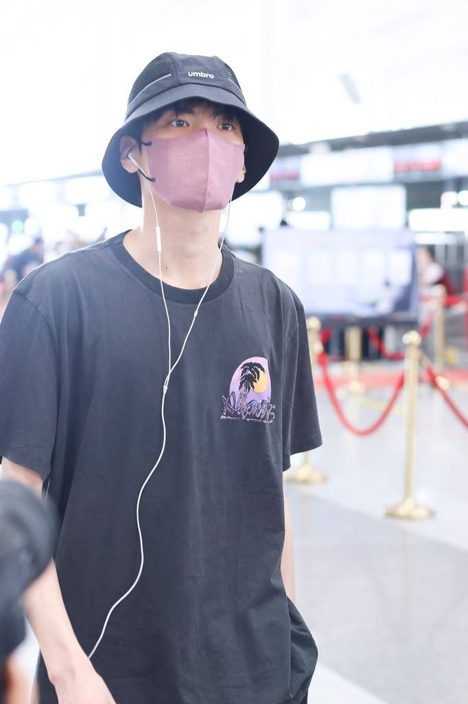 毕雯珺现身北京机场头戴渔夫帽低调随性