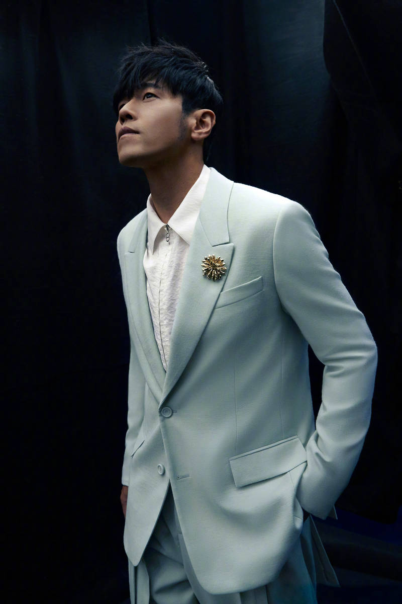 周杰伦着绿西装帅气有型 演唱会倾情献唱魅力无限-搜狐大视野-搜狐