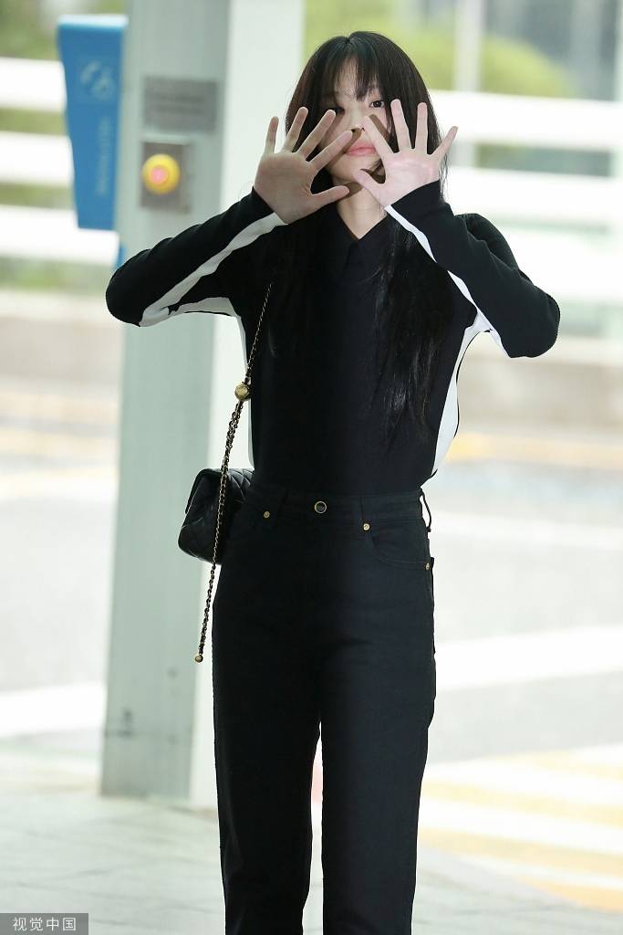 blackpink成员金珍妮出发时装周全黑造型帅气酷飒