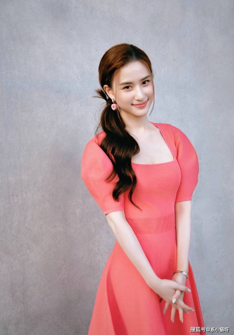 何超莲身着低领裙性感身材爱心耳环甜度爆表