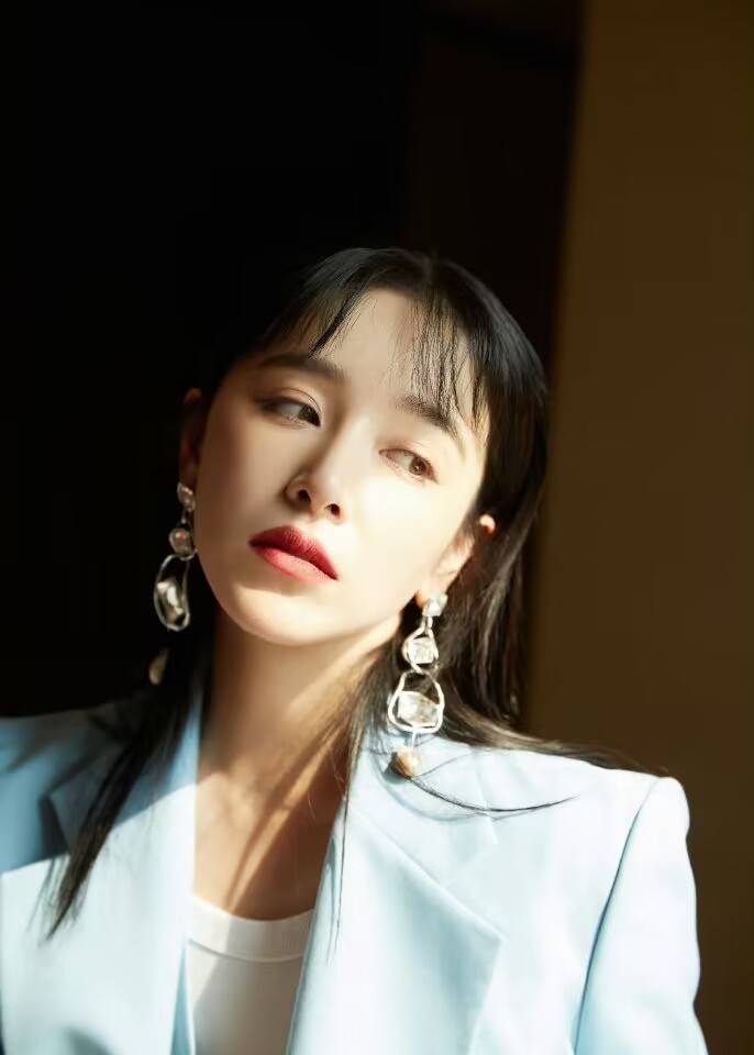 阚清子时尚写真娴雅大方姿态柔美