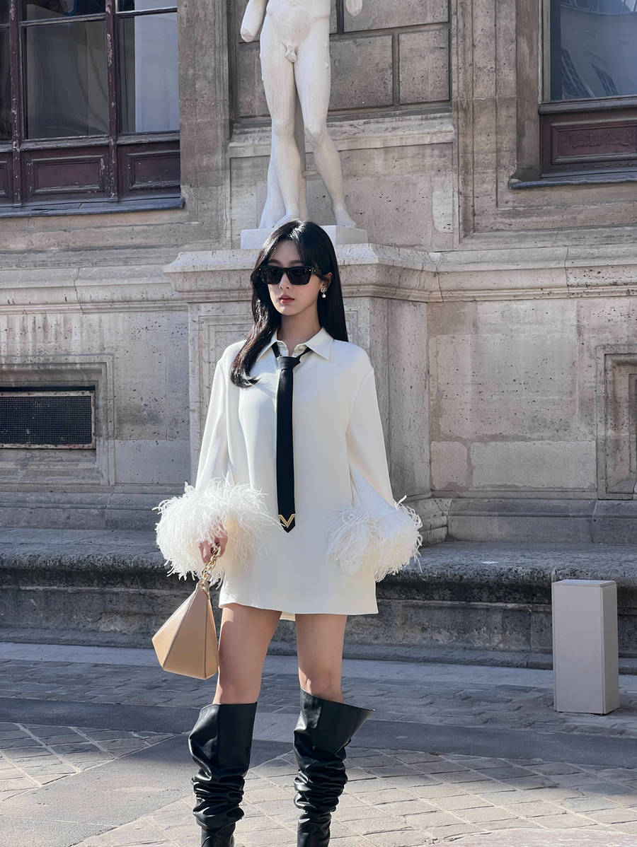 杨紫巴黎街拍生图曝光黑超遮面酷范儿十足