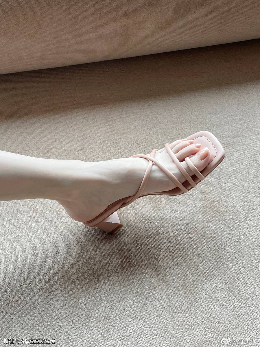 性感美女碎花包臀裙私房照