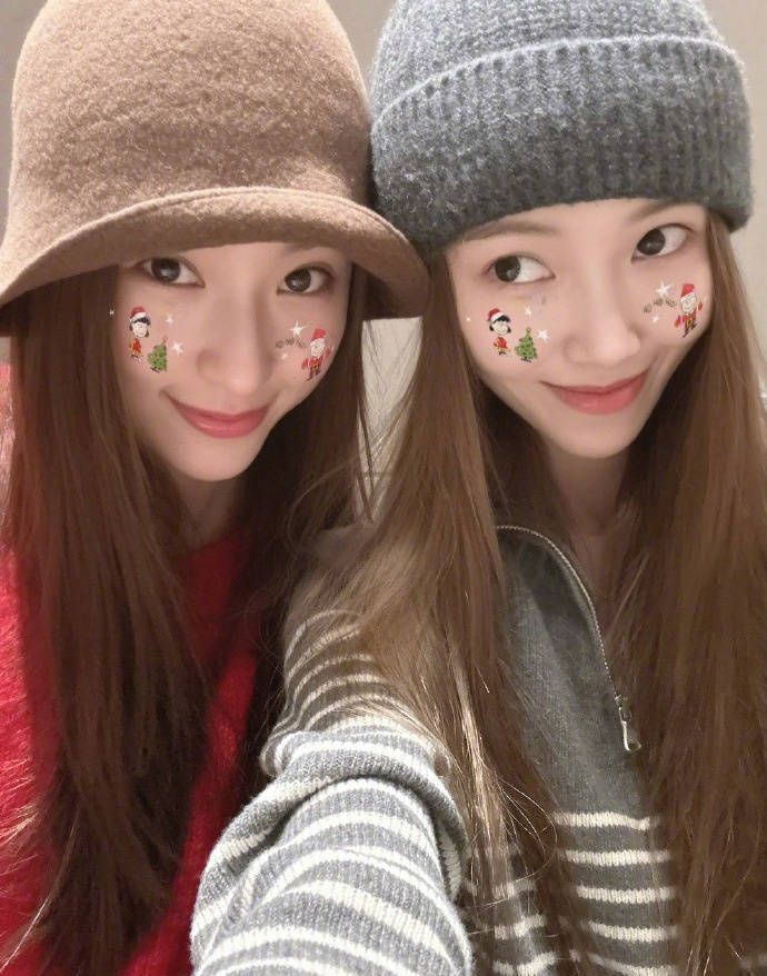 郑秀妍郑秀晶晒圣诞节合照玩圣诞树滤镜美艳可爱