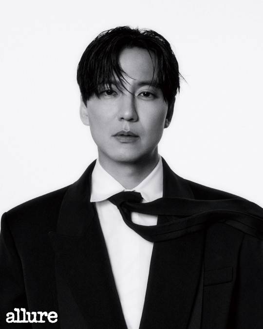 韩男演员金南佶杂志写真曝光眼神冷冽却不失温柔